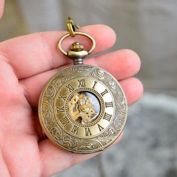 La storia e gli usi dell'orologio da tasca: un accessorio elegante e 